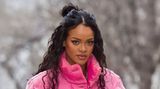 Ein Bild wie eine Pressemitteilung: Rihanna zeigt sich im Januar 2022 in New York erstmals schwanger – ihr pinkfarbener Chanel-Mantel ist trotz winterlicher Temperaturen offen