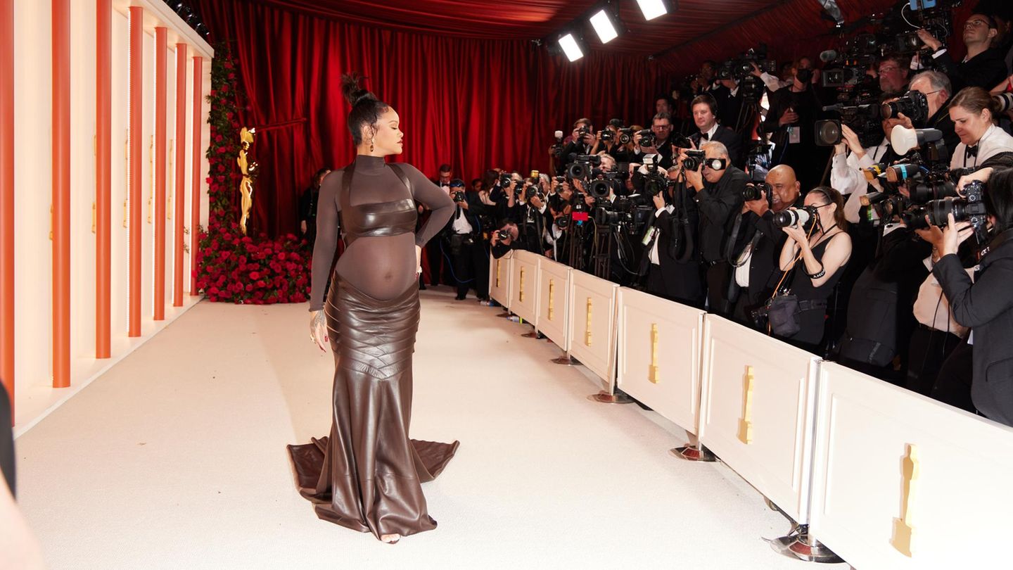 Bei der Oscar-Verleihung 2023 zeigt Rihanna den Fotografen auf dem roten Teppich ihre Silhouette
