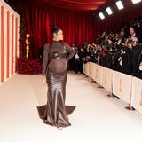 Bei der Oscar-Verleihung 2023 zeigt Rihanna den Fotografen auf dem roten Teppich ihre Silhouette