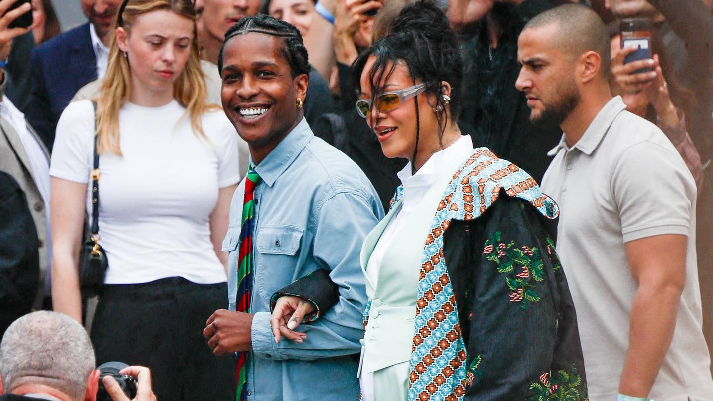 Rihanna in einer weißen Bluse und einem Anzug in hellem mintgrün