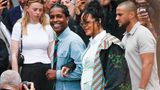 Rihanna in einer weißen Bluse und einem Anzug in hellem mintgrün