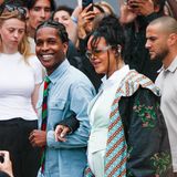 Rihanna in einer weißen Bluse und einem Anzug in hellem mintgrün