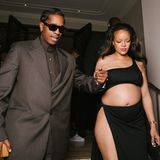 Rihanna im schwarzen Kleid, aber bauchfrei. Neben ihr Asap Rocky im dunklen Anzug