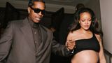 Rihanna im schwarzen Kleid, aber bauchfrei. Neben ihr Asap Rocky im dunklen Anzug