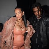 Im engen Kleid: Rihanna mit A$AP Rocky 2022 bei einer Modenschau von Off-White in Paris