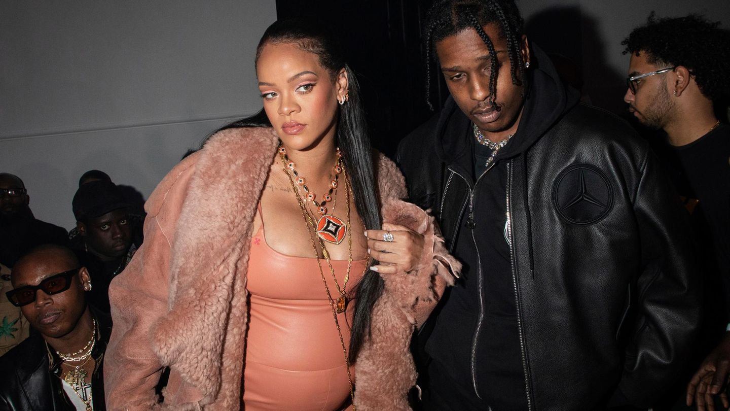 Im engen Kleid: Rihanna mit A$AP Rocky 2022 bei einer Modenschau von Off-White in Paris