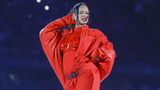 Rihanna von oben bis unten in Rot bei ihrem Super-Bowl-Auftritt