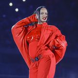 Rihanna von oben bis unten in Rot bei ihrem Super-Bowl-Auftritt