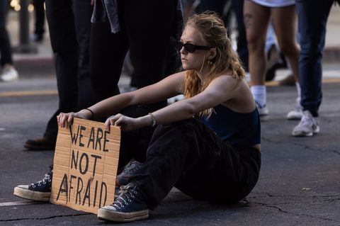Demonstrantin gegen Abschiebungen in Los Angeles