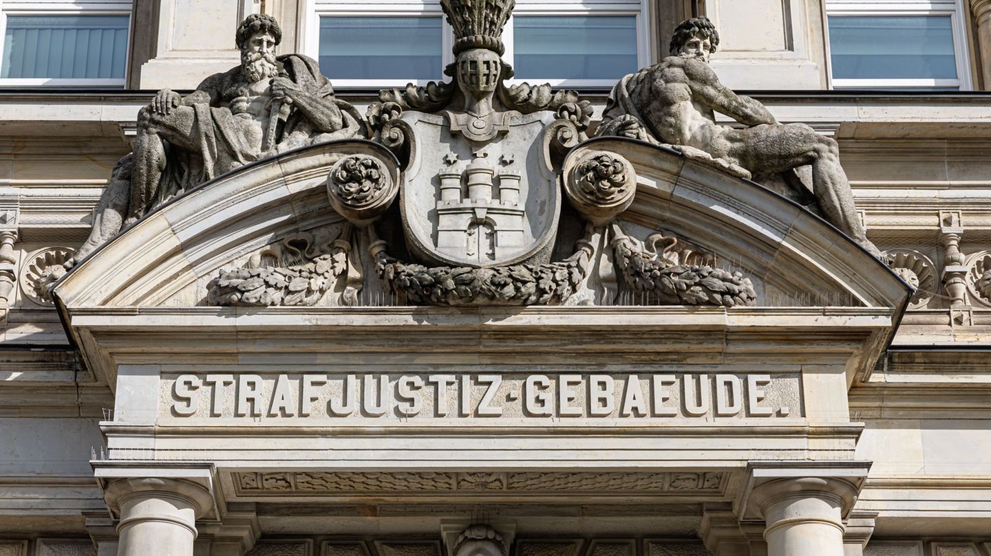 Wer steckt hinter der Entführung? Ab 11. Juli steht Christina Block in Hamburg vor Gericht – als eine von sieben Angeklagten. Der Vorwurf: Sie soll die Kindesentführung beauftragt haben. Es gilt die Unschuldsvermutung. Block weist über ihren Anwalt alle Vorwürfe zurück