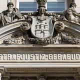 Wer steckt hinter der Entführung? Ab 11. Juli steht Christina Block in Hamburg vor Gericht – als eine von sieben Angeklagten. Der Vorwurf: Sie soll die Kindesentführung beauftragt haben. Es gilt die Unschuldsvermutung. Block weist über ihren Anwalt alle Vorwürfe zurück