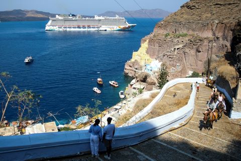 Kreuzfahrtschiff bei Santorini