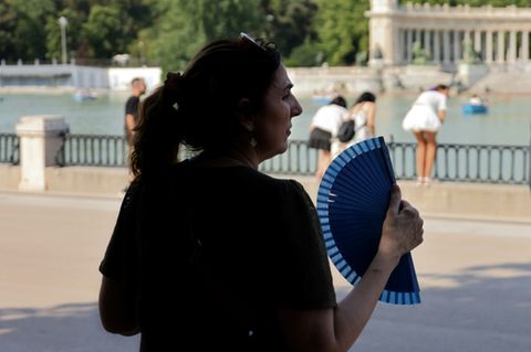 Frau mit Fächer in Madrid