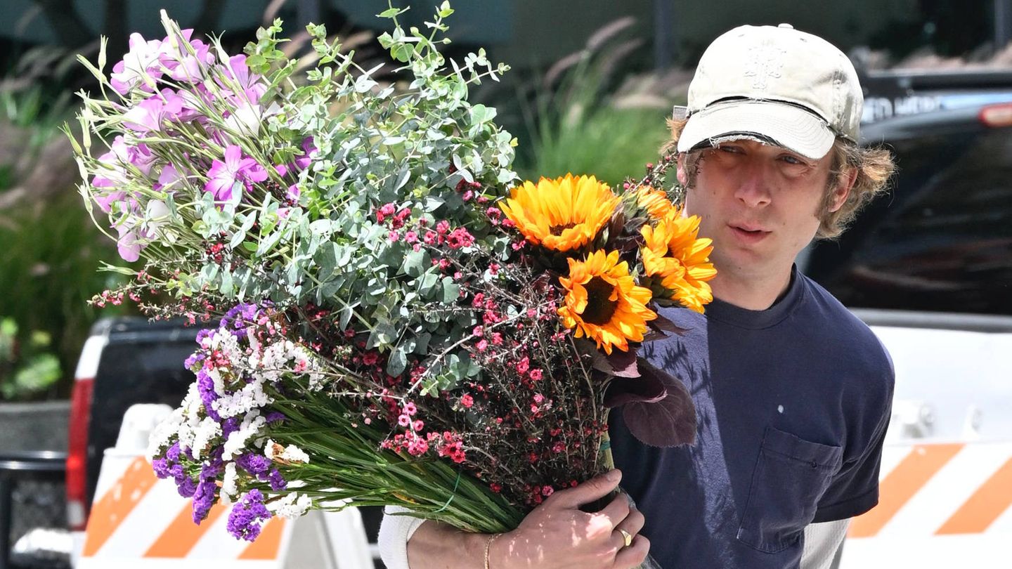 Jeremy all white explains why he wears flowers so often in photos