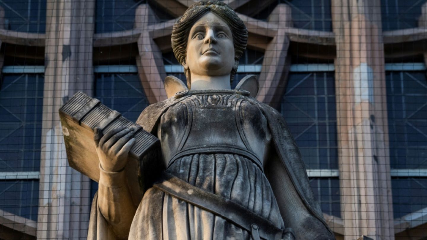 Figur von Justitia an einem Gericht