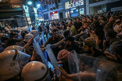Polizei und hunderte Demonstrierende in Istanbul