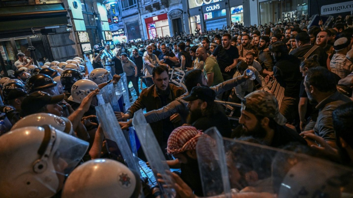 Polizei und hunderte Demonstrierende in Istanbul