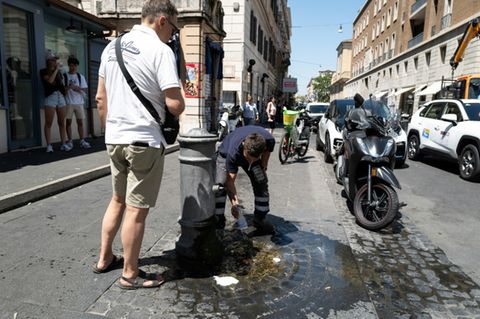 Menschen an Trinkbrunnen in Rom