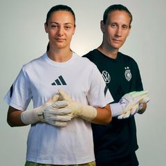 Die Torhüterinnen Ann-Katrin Berger und Maria Luisa Grohs posieren in Handschuhen für ein Foto