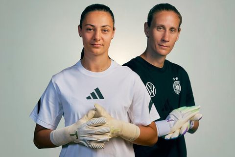 Die Torhüterinnen Ann-Katrin Berger und Maria Luisa Grohs posieren in Handschuhen für ein Foto