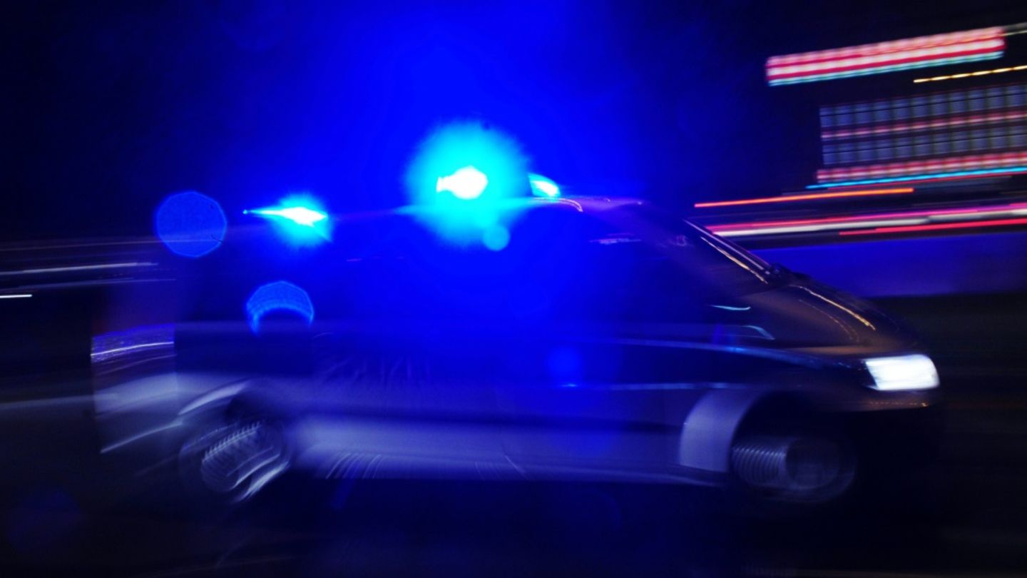 Einsatzfahrzeug mit Blaulicht