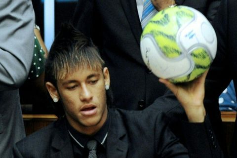 Neymar mit einem Fußball