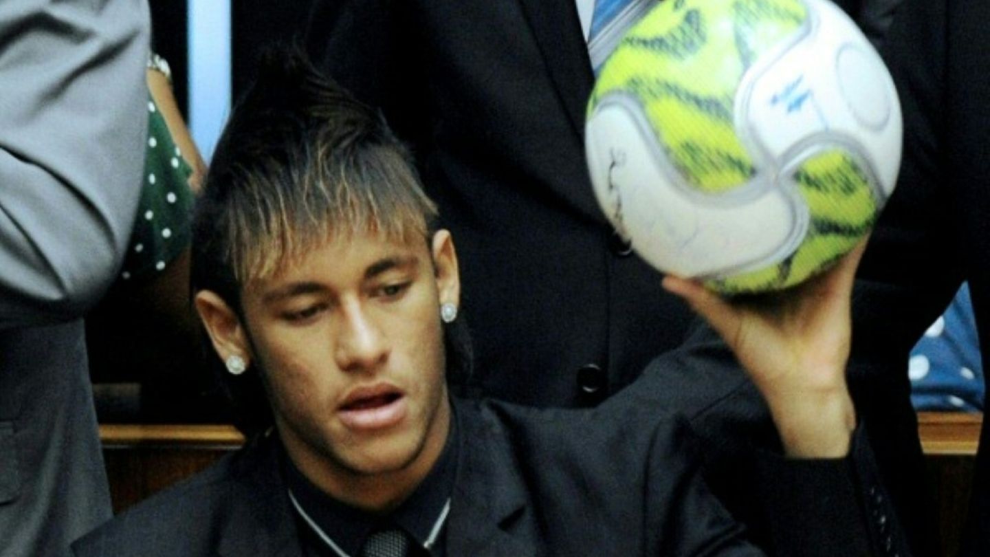 Neymar mit einem Fußball
