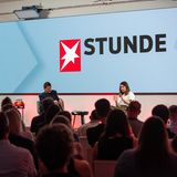 Der CDU-Bundestagsabgeordnete Philipp Amthor wurde aus Berlin zugeschaltet – wegen einer Sperrung auf der Bahnstrecke hatte er es nicht nach Hamburg geschafft. So saßen nur stern-Chefredakteur Gregor Peter Schmitz und Klimaaktivistin Luisa Neubauer auf der Bühne – auch sie hatte Probleme bei der Anreise