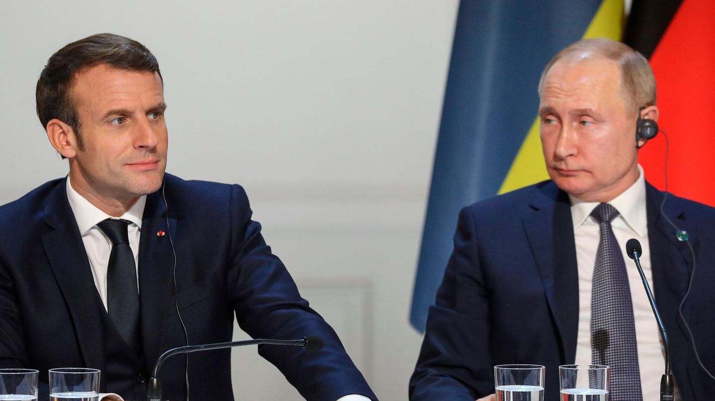 Im Jahr 2019 gaben sie noch gemeinsame Pressekonferenzen im Elysee-Palast: Emmanuel Macron (l.) und Wladimir Putin