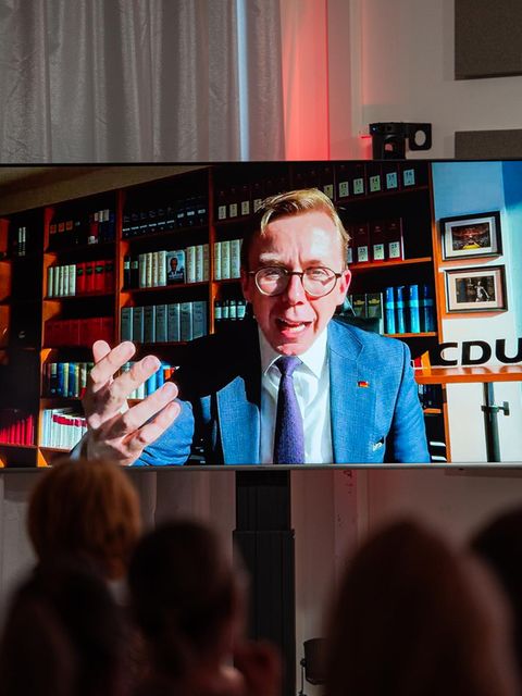 Das konnte Philipp Amthor natürlich nicht auf sich sitzen lassen. Seine Einschätzung lautete, dass der Koalitionsvertrag realistischere Klimaziele enthalte als die der Grünen