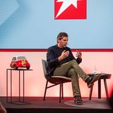 stern-Chefredakteur Gregor Peter Schmitz verlas am Ende des Gesprächs auch Fragen des Publikums vor Ort