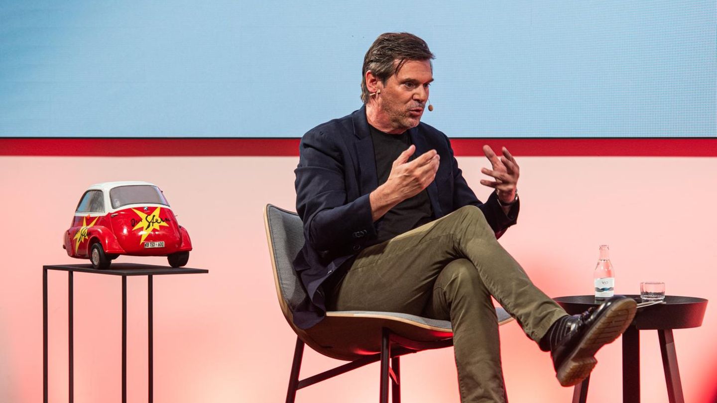 stern-Chefredakteur Gregor Peter Schmitz verlas am Ende des Gesprächs auch Fragen des Publikums vor Ort