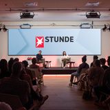 Die stern-Stunde fand im Redaktionsgebäude in der Hamburger Hafencity statt. Für das nächste Gespräch, das mit Altkanzlerin Angela Merkel geplant ist, gibt es wieder Tickets bei Eventbrite, sobald der neue Termin feststeht