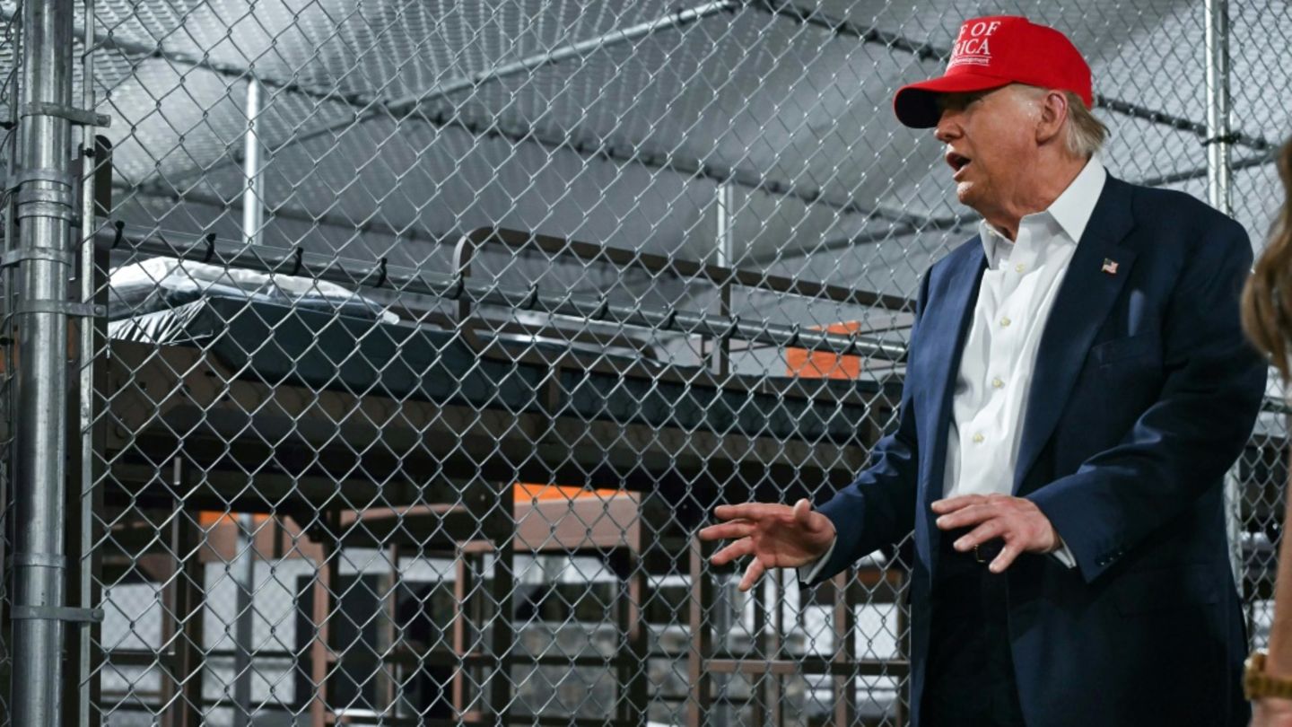 Donald Trump visits new deportation prison “Alligator Alcatraz”