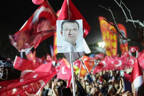 Türkei: Unser Bild zeigt die Demonstranten vor hundert Tagen, als Ekrem Imamoglu gerade verhaftet worden war