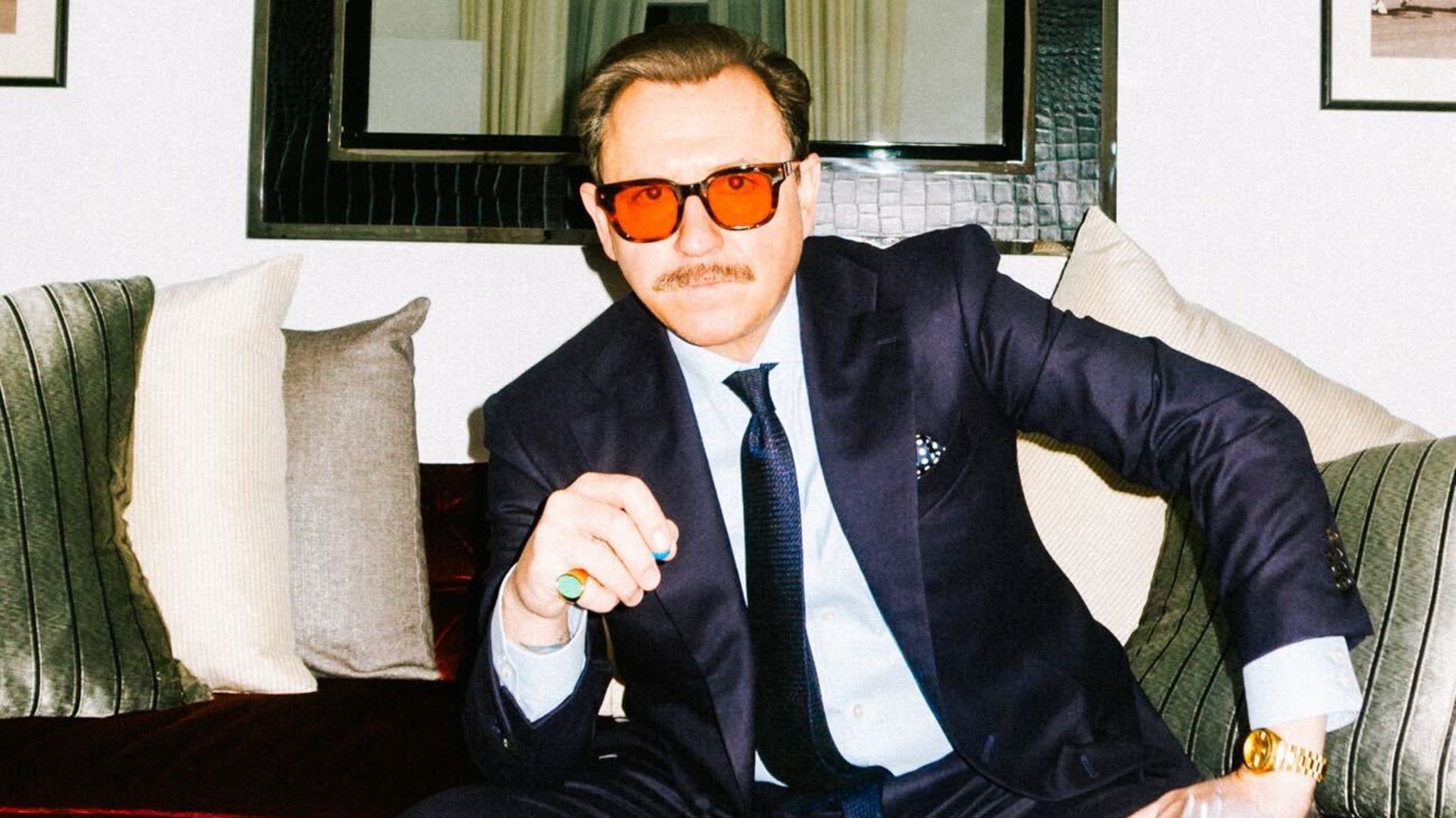 Thema Flip-Flops: Ben Bernschneider im Anzug und mit roter Sonnenbrille