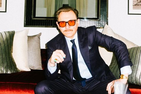Thema Flip-Flops: Ben Bernschneider im Anzug und mit roter Sonnenbrille