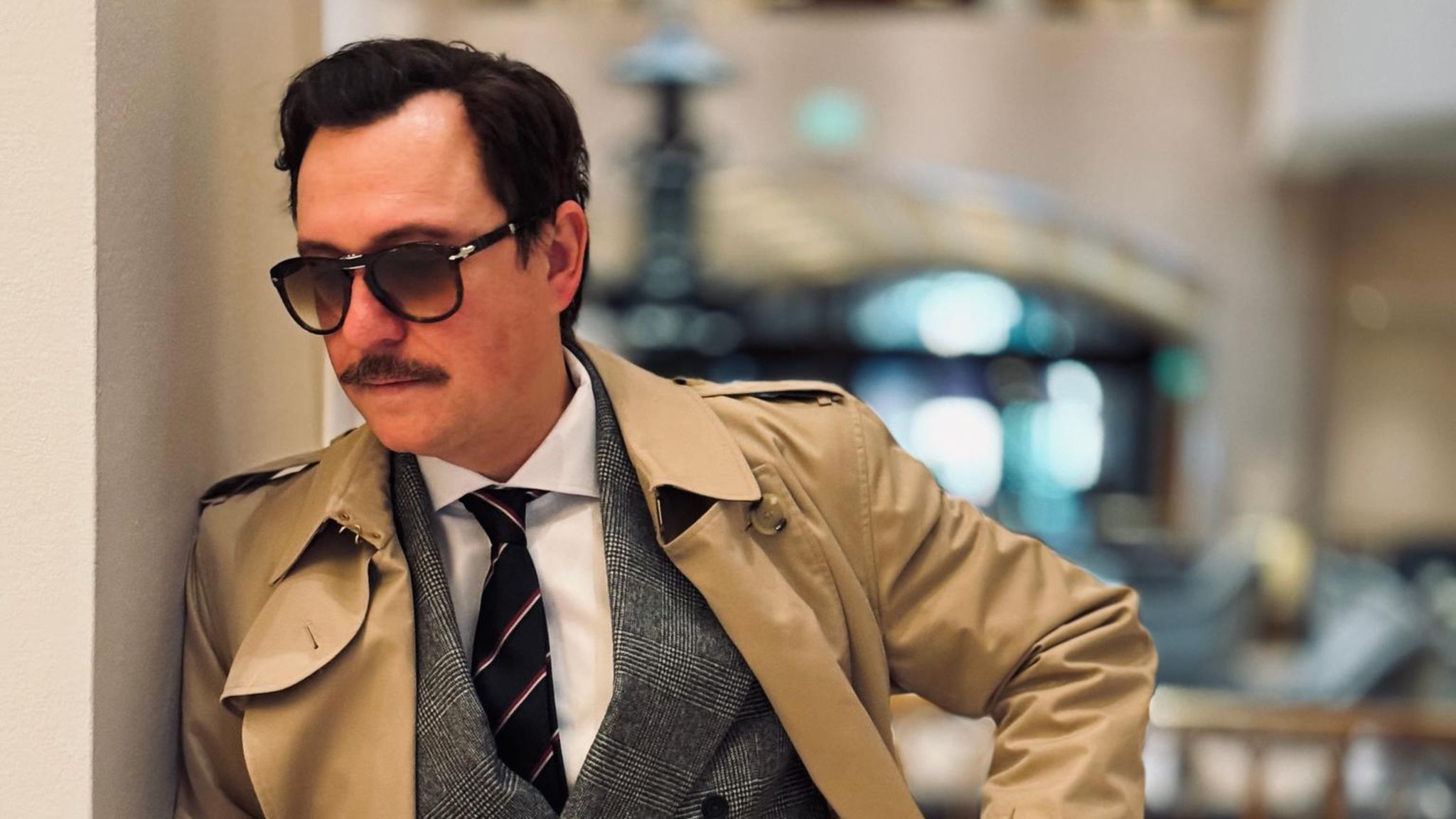 Thema Sommermode: Stilexperte Ben Bernschneider im Burberry-Trenchcoat und mit Sonnenbrille