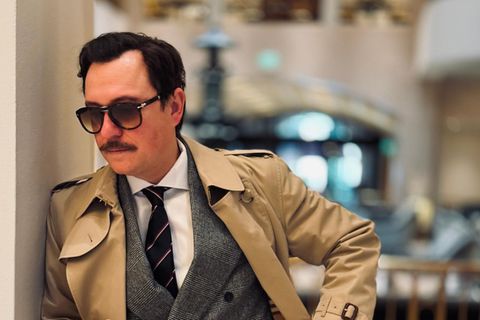 Thema Sommermode: Stilexperte Ben Bernschneider im Burberry-Trenchcoat und mit Sonnenbrille