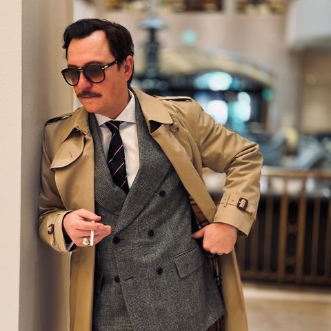Thema Sommermode: Stilexperte Ben Bernschneider im Burberry-Trenchcoat und mit Sonnenbrille