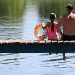 Wohl dem, der sich bei Temperaturen an die 40 Grad an einem See erfrischen kann. Am Nachmittag sollte man mancherorts aber nicht mehr schwimmen gehen