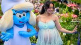 Rihanna im türkisfarbenen Kleid neben einer Riesen-Schlumpfine