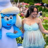 Rihanna im türkisfarbenen Kleid neben einer Riesen-Schlumpfine