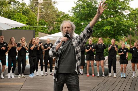 Schlagerstar Wolfgang Petry singt mit den Spielerinnen der Frauen-Nationalmannschaft im Trainingslager