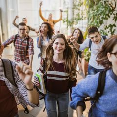 Schüler stürmen aus der Schule