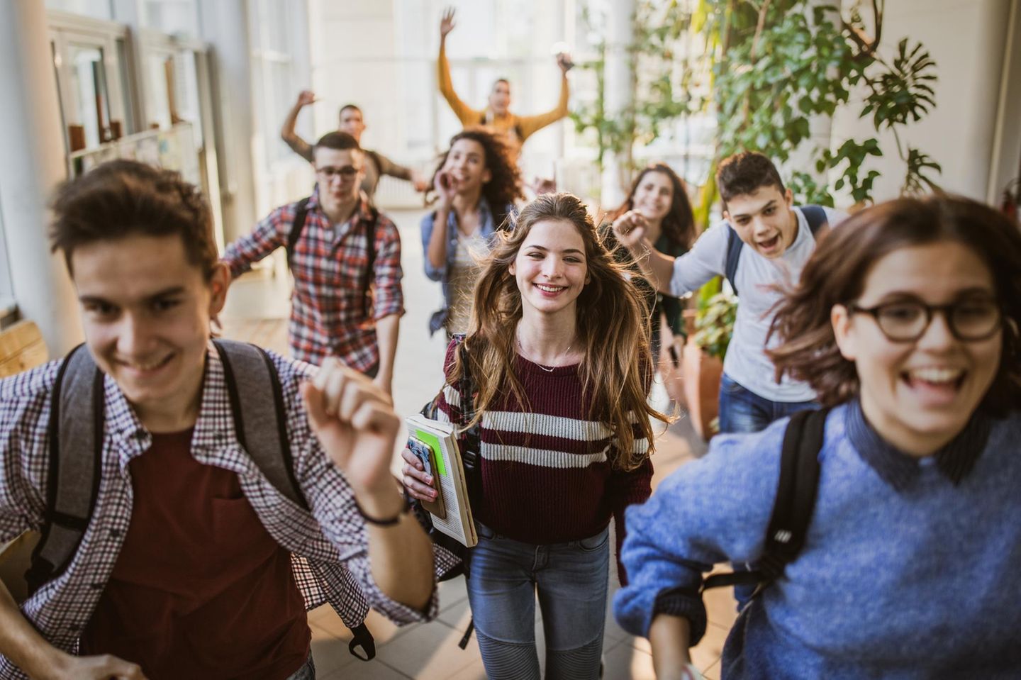 Schüler stürmen aus der Schule
