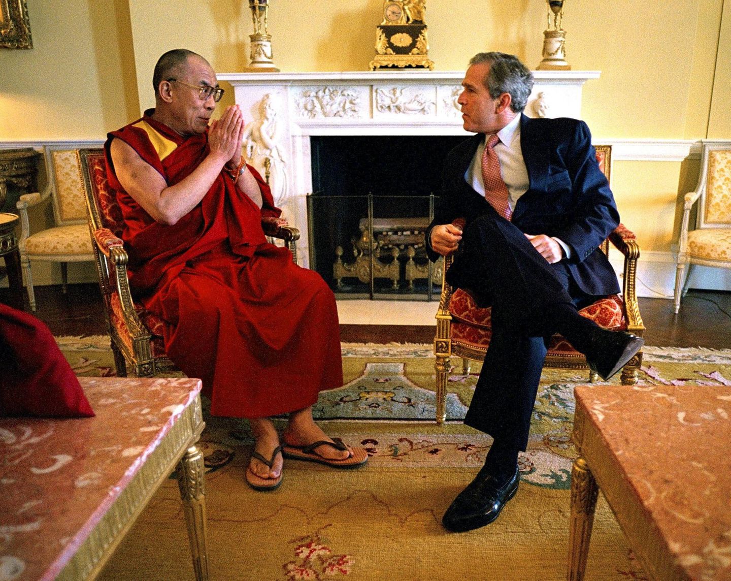 Präsident George W. Bush re. und der 14. Dalai Lama CHN/Religiöses und politisches Oberhaupt der buddhistischen Tibeter bei einem Treffen in Washington D.C. im weißen Haus 2001.