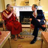 Präsident George W. Bush re. und der 14. Dalai Lama CHN/Religiöses und politisches Oberhaupt der buddhistischen Tibeter bei einem Treffen in Washington D.C. im weißen Haus 2001.