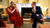Präsident George W. Bush re. und der 14. Dalai Lama CHN/Religiöses und politisches Oberhaupt der buddhistischen Tibeter bei einem Treffen in Washington D.C. im weißen Haus 2001.
