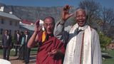 Der Dalai Lama und Nelson Mandela winken in die Kamera